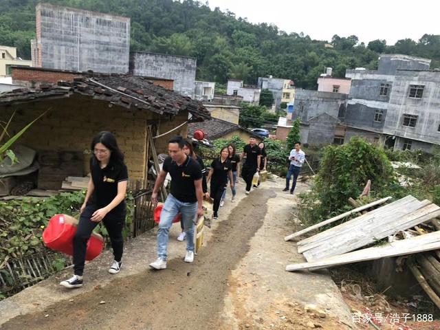 走在公益路上乐此不疲的宽裕人