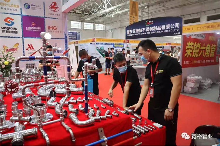 宽裕工程师对于球速手机在线水管配件的详细讲解，让客户更加详细的了解产品