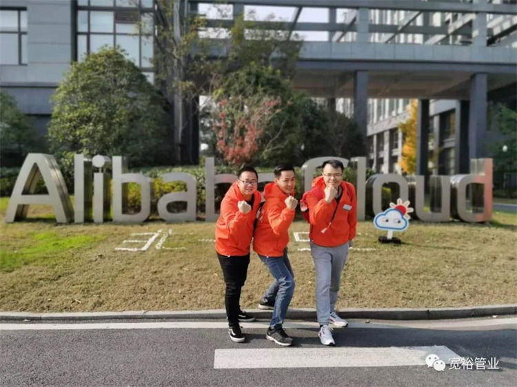 ▲宽裕三剑侠，居中为黄总